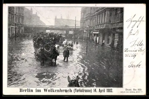 AK Berlin-Kreuzberg, Wolkenbruch Yorkstrasse 14. April 1902, Fuhrwerke auf überschwemmter Strasse, Brücke