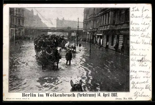 AK Berlin-Kreuzberg, Wolkenbruch Yorkstrasse 14. April 1902, Fuhrwerke, Überschwemmte Strasse, Brücke