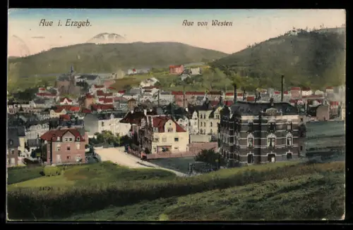 AK Aue i. Erzgeb., Ortsansicht von Westen, Hügel im Hintergrund