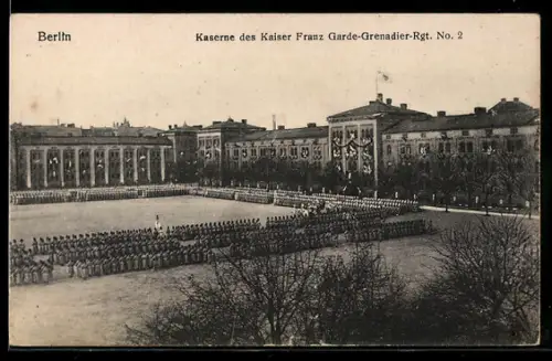 AK Berlin-Kreuzberg, Kaserne des Kaiser Franz Garde-Grenadier-Rgt. No. 2, Urbanstrasse, mit Militäraufzug im Hof
