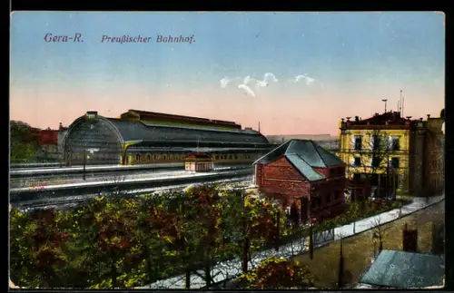 AK Gera-R., Preussischer Bahnhof mit Gleisanlagen aus der Vogelschau, Gebäude mit Garten, Strasse