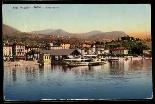 AK Intra /Lago Maggiore, Imbarcadero con battello sullo sfondo delle colline