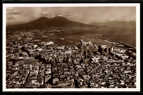 AK Napoli, Panorama con vista sul Vesuvio e il porto con navi