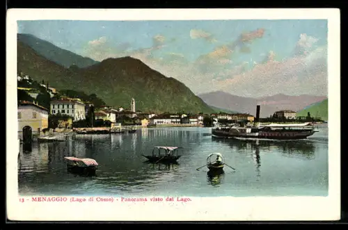 AK Menaggio /Lago di Como, Panorama visto dal lago con barche e montagne sullo sfondo