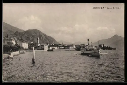 AK Menaggio /Lago di Como, Veduta del paese con un battello a vapore sul lago