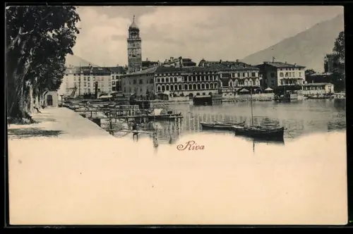 AK Riva, Vista del porto con barche e edifici storici sullo sfondo