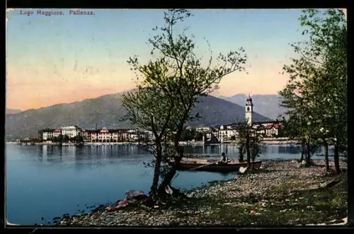 AK Pallanza /Lago Maggiore, Vista del lago con barche e alberi in primo piano