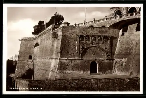 AK Perugia, Porta Marzia con imponenti mura storiche