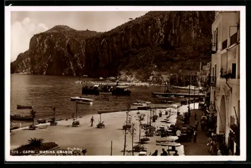 AK Capri, Marina Grande con vista sulla costa e attività sul molo