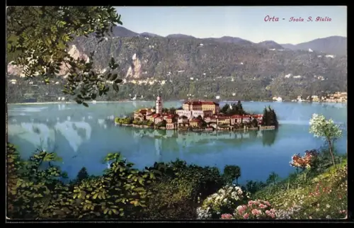 AK Orta, Isola S. Giulio sul Lago d`Orta con paesaggio montano e vegetazione fiorita in primo piano