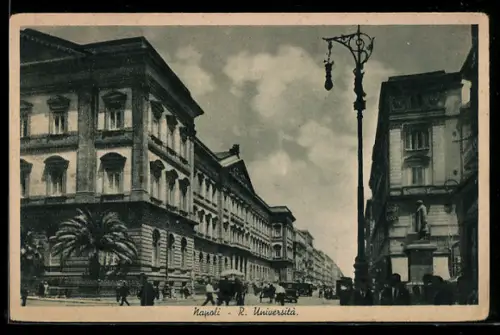 AK Napoli, R. Università, edificio storico e lampione decorativo