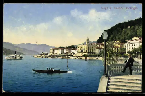 AK Bellagio /Lago di Como, Vista del porto con barca e scalinata