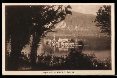 AK Isola S. Giulio /Lago d`Orta, Vista dell`Isola S. Giulio attraverso gli alberi