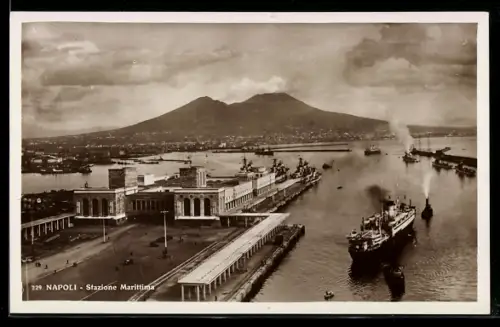 AK Napoli, Stazione Marittima e navi con il Vesuvio sullo sfondo