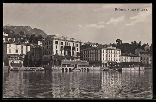 AK Bellagio /Lago di Como, Veduta del lungolago con edifici storici