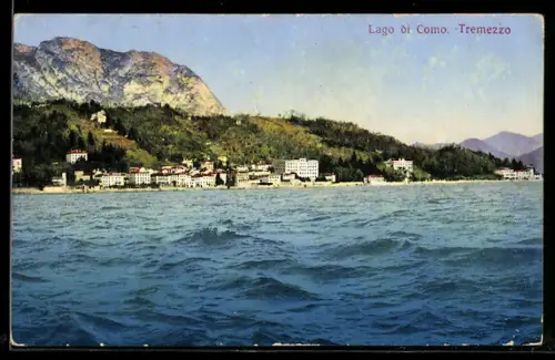 AK Tremezzo /Lago di Como, Vista panoramica del lungolago con montagne sullo sfondo
