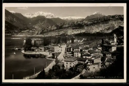 AK Torbole /Lago di Garda, Vista panoramica del villaggio e del lago con montagne sullo sfondo