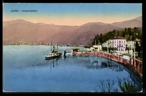 AK Luino /Lago Maggiore, Imbarcadero con battello e paesaggio montano