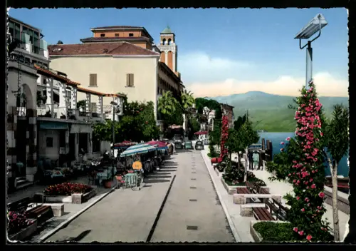 AK Gardone Riviera /Lago di Garda, Vista della strada con negozi e fiori lungo il lago