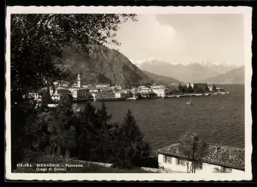 AK Menaggio /Lago di Como, Panorama con vista sul lago e montagne innevate