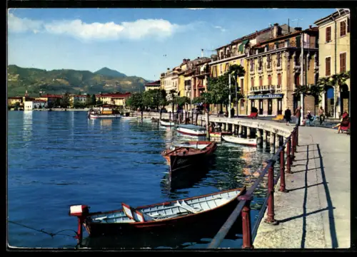 AK Salò /Lago di Garda, Lungolago con barche e edifici storici sullo sfondo