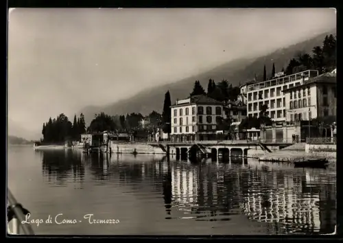 AK Tremezzo /Lago di Como, Veduta delle rive con edifici storici e vegetazione rigogliosa