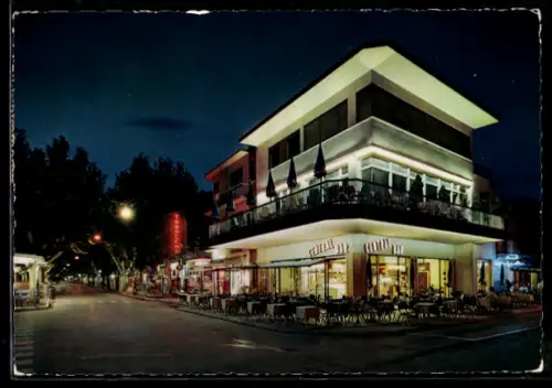 AK Bellaria, Vista notturna di un caffè con terrazza e sedie all`aperto lungo la strada