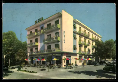 AK Venezia, Lido di Jesolo, Hotel Regina con caffè e ombrelloni colorati