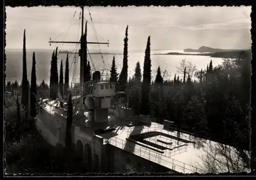 AK Gardone Riviera /Lago di Garda, Il Vittoriale degli Italiani, simulacro della nave Puglia