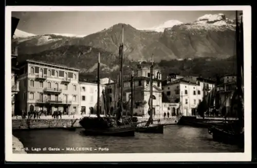 AK Malcesine /Lago di Garda, Porto con barche e montagne sullo sfondo
