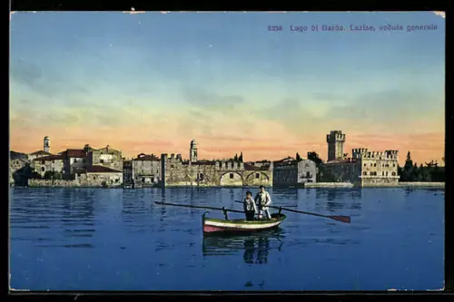 AK Lazise /Lago di Garda, Veduta generale con barca a remi sul lago al tramonto