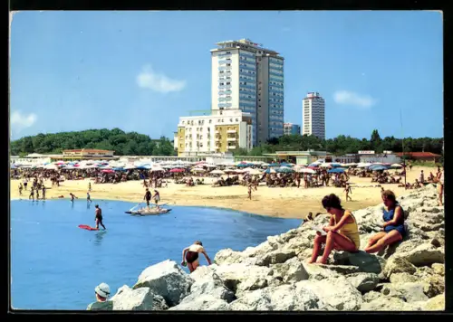 AK Milano Marittima, Grattacielo e spiaggia affollata con bagnanti e ombrelloni sul litorale