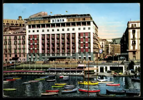 AK Napoli, Hotel Vesuvio e Ristoranti con barche colorate sul lungomare