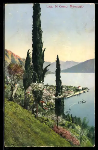 AK Menaggio /Lago di Como, Veduta panoramica con cipressi e imbarcazione sul lago