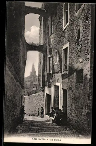 AK San Remo, Via Palma con vista su edifici storici e passanti