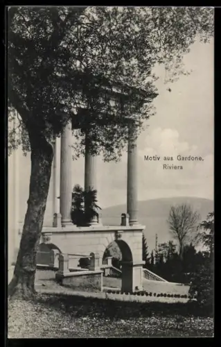 AK Gardone Riviera, Tempio con colonne e vista sul lago