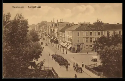 AK Gumbinnen, Aufmarsch in der Königstrasse, Gasthaus Kaiserhof, Gumbinner Schuh-Centrale
