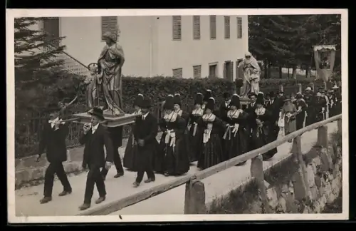 AK Ortisei, Prozession mit Frauen in Tracht