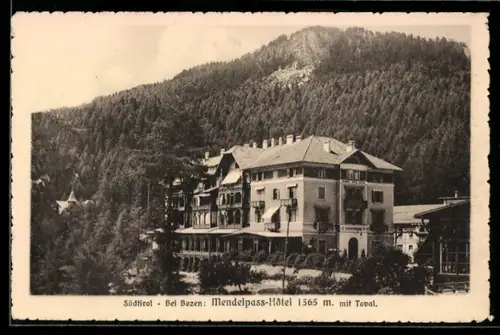 AK Passo della Mendola, Hôtel Mendola col Mt. Toval, vista panoramica tra i boschi alpini