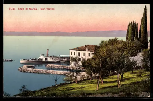 AK San Vigilio, Dampfer läuft in den Hafen ein