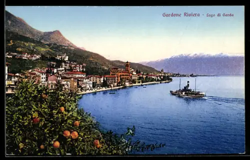 AK Gardone Riviera /Lago di Garda, Panoramablick auf den Ort, Dampfer