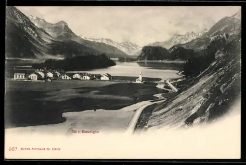 AK Sils-Baselgia, Ortsansicht mit Bergpanorama