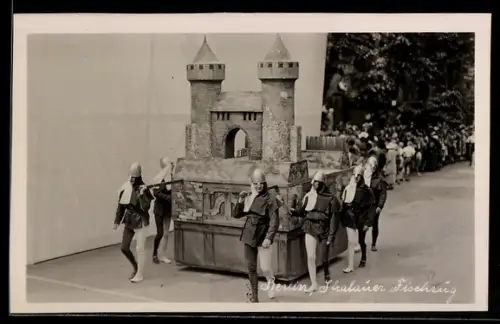 AK Berlin, Stralauer Fischzug, Ritter tragen eine Burg
