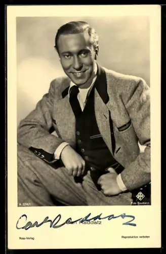 AK Schauspieler Carl Raddatz im Anzug mit dunkler Weste, Autograph