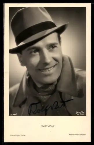 AK Schauspieler Rolf Weih lächelnd im Mantel und Halstuch posierend, Autograph