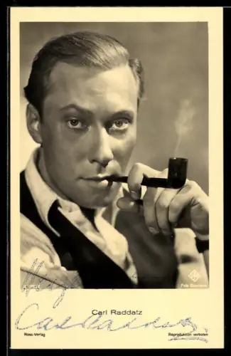 AK Schauspieler Carl Raddatz in einer Filmszene Pfeife rauchend, Autograph