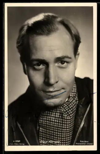 AK Schauspieler Paul Klinger in Lederjacke und mit Schal, Autograph