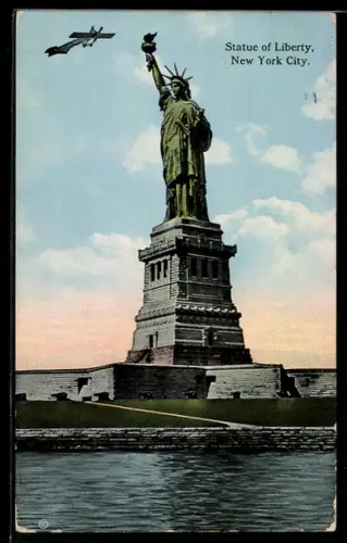 AK New York, Statue of Liberty, Freiheitsstatue mit Flugzeug
