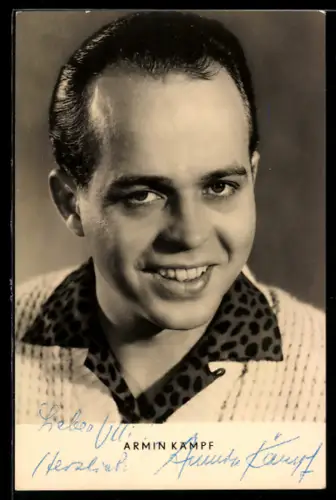 AK Schauspieler Armin Kämpf lächelnd in Kamera schauend