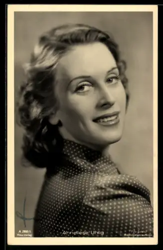 AK Schauspielerin Anneliese Uhlig im gepunkteten Kleid